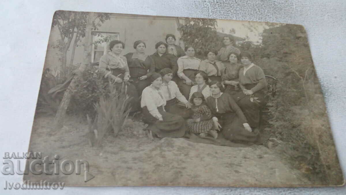 Φωτογραφία Γυναίκες στην αυλή του σπιτιού του