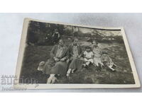 Foto Trei femei și doi copii pe gazon
