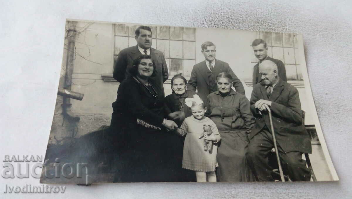 Φωτογραφία Όλη η οικογένεια μπροστά στο σπίτι τους