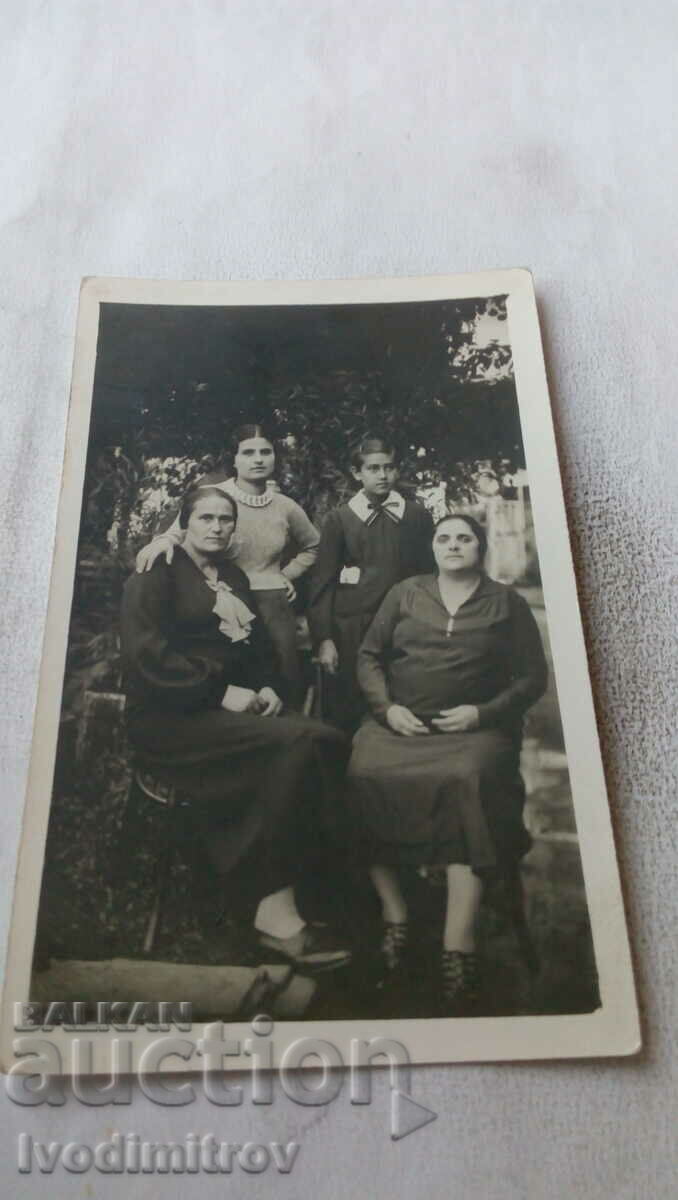 Foto Două femei și două fete tinere în curte