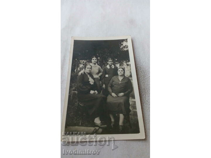 Снимка Две жени и две млади момичета в двора Стари снимки Изделия от хартия Balkanauction