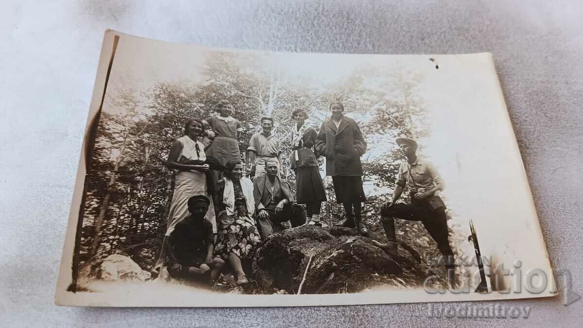 Photo Men, women and a boy on the way to the Osogovets hut, 1932