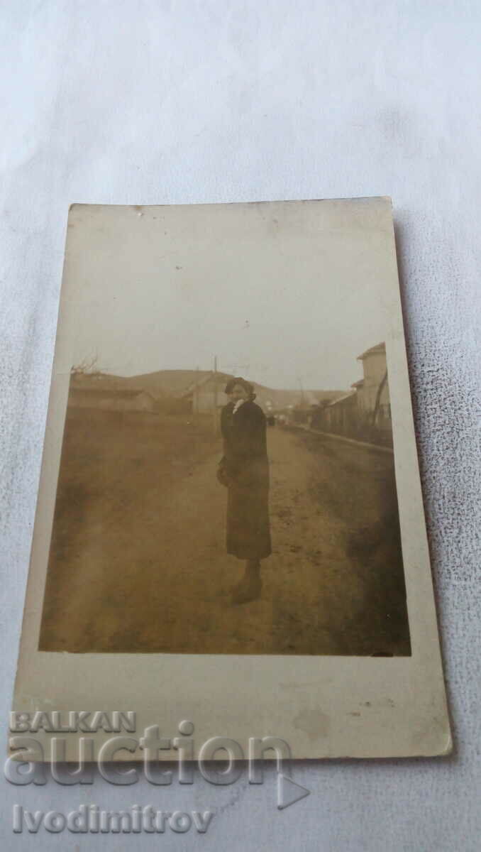 Φωτογραφία Γυναίκα στο δρόμο στο χωριό