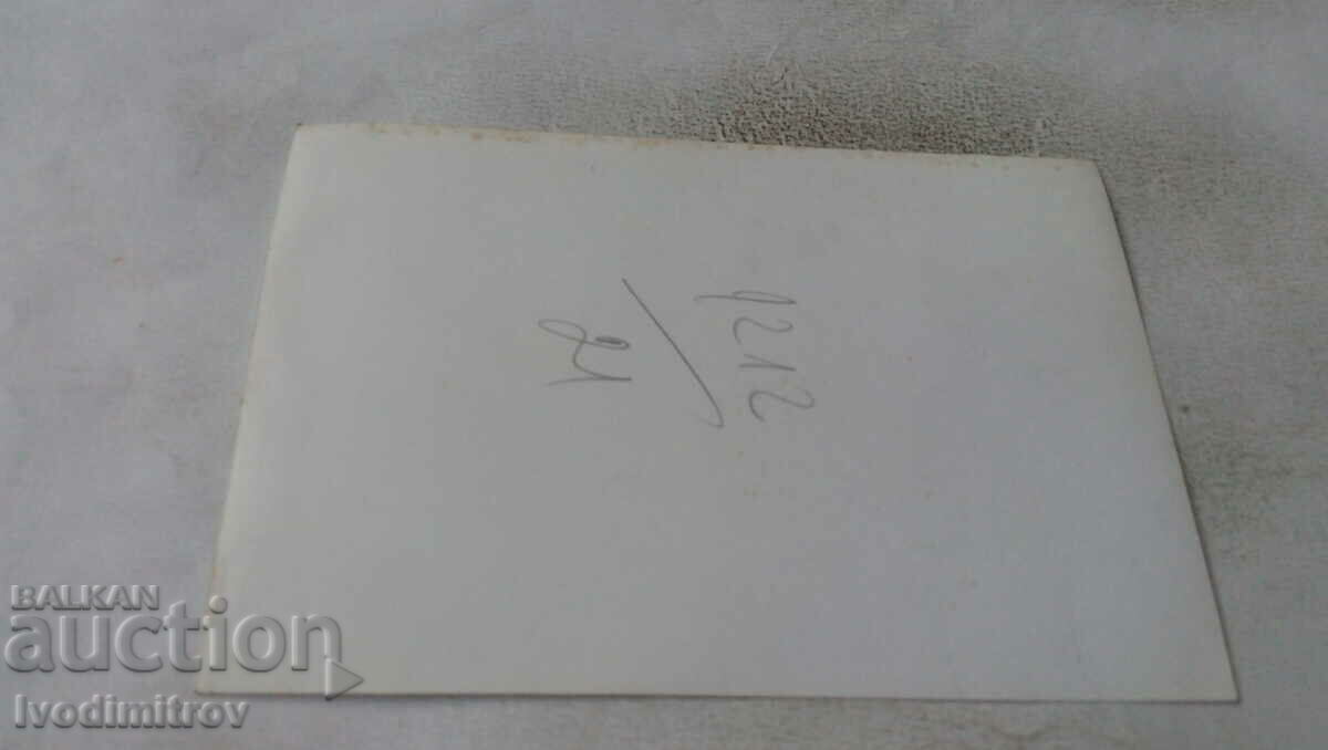 Fotografie cu proaspăt căsătoriți cu prietenii lor cu preț 1.45 BGN | € 0.74 Fotografie cu proaspăt căsătoriți cu prietenii lor cu preț 1.45 BGN | € 0.74