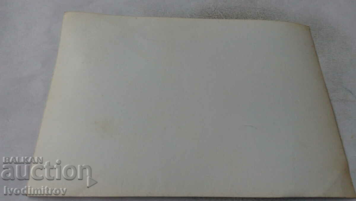 Fotografie cu proaspăt căsătoriți cu prietenii lor cu preț 1.45 BGN | € 0.74 Fotografie cu proaspăt căsătoriți cu prietenii lor cu preț 1.45 BGN | € 0.74