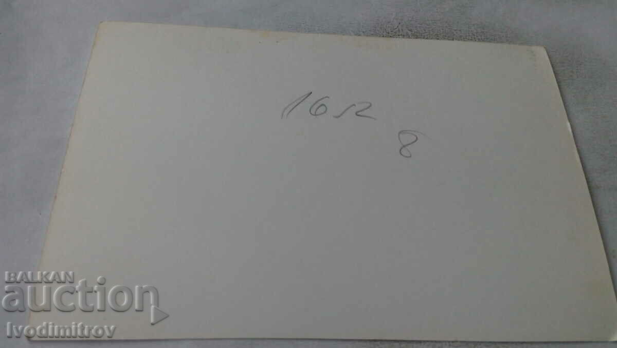 Fotografie cu proaspăt căsătoriți cu prietenii lor cu preț 1.45 BGN | € 0.74 Fotografie cu proaspăt căsătoriți cu prietenii lor cu preț 1.45 BGN | € 0.74