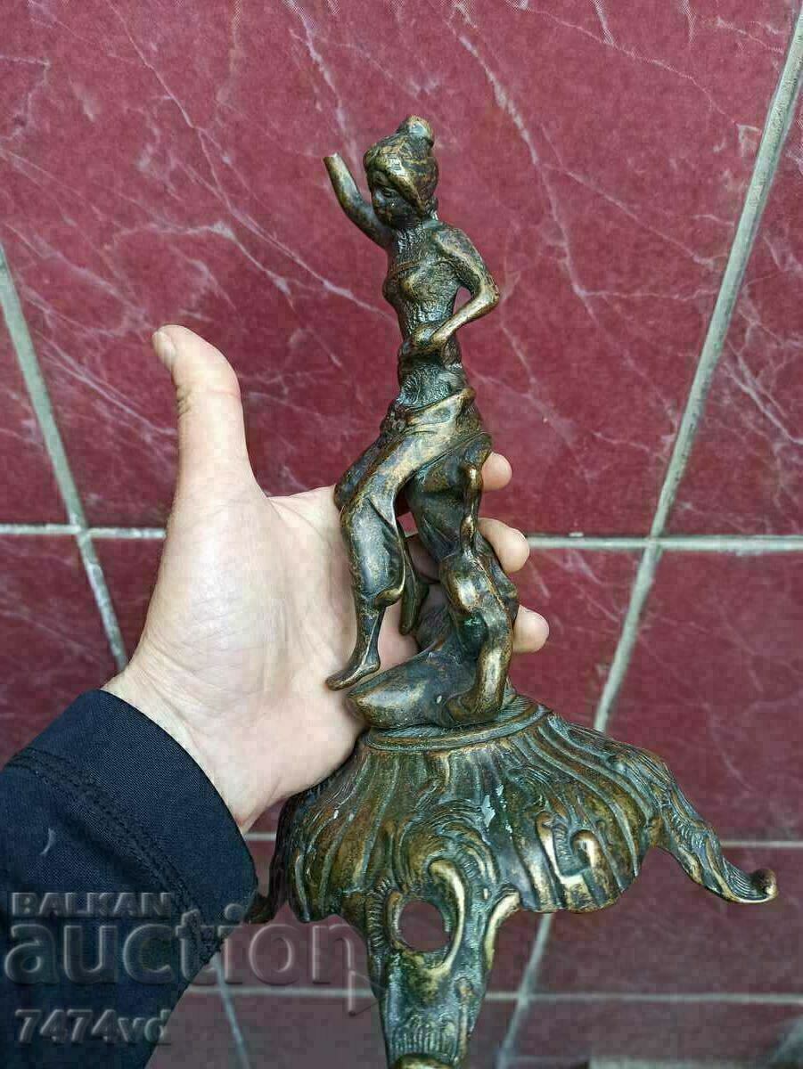 Livrarea PLASTIC DE BRONZ AL O FEMEIE