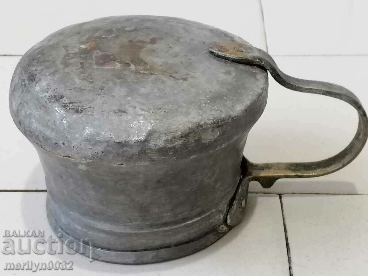 Auction  Old cauldrons, troughs, copper, kettle, boiler, pot