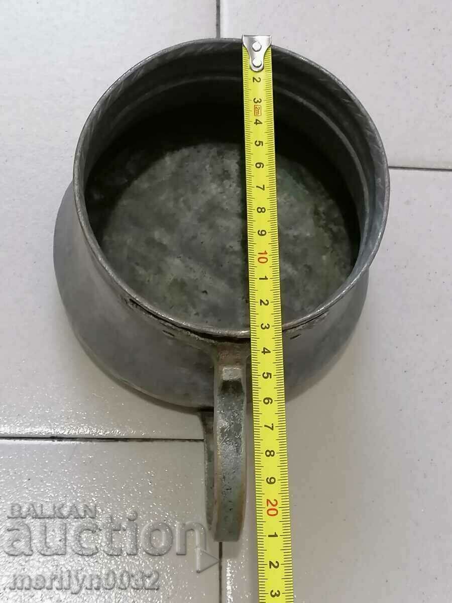 Delivery of Old cauldrons, troughs, copper, kettle, boiler, pot