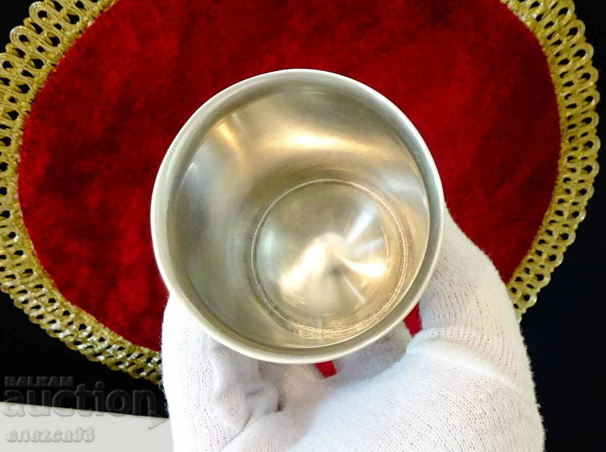 Auction A glass of tin The hero drinks wine. Auction A glass of tin The hero drinks wine.