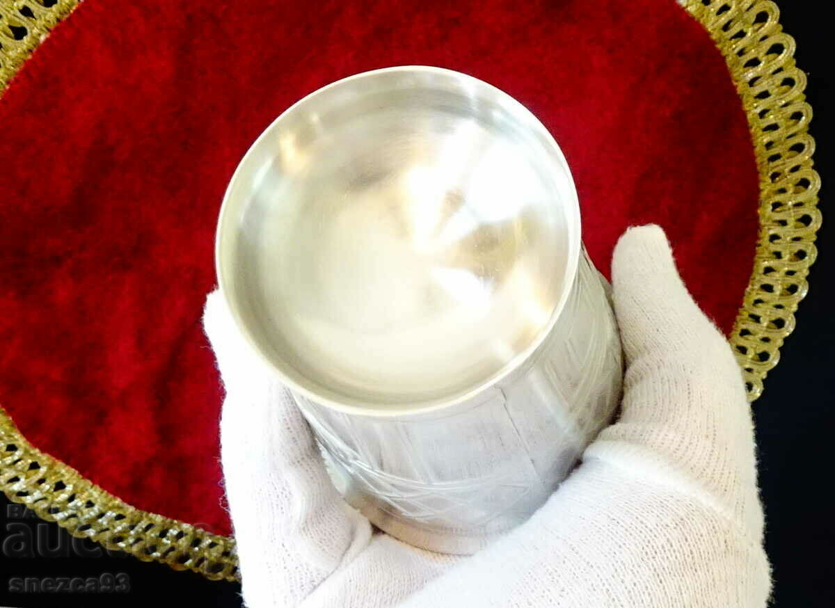 Delivery of A glass of tin The hero drinks wine. Delivery of A glass of tin The hero drinks wine.