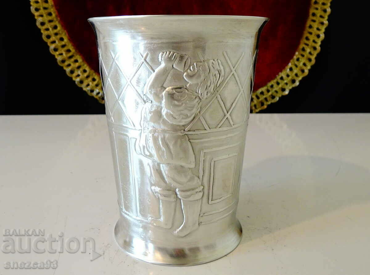 A glass of tin The hero drinks wine. - 5 A glass of tin The hero drinks wine. - 5