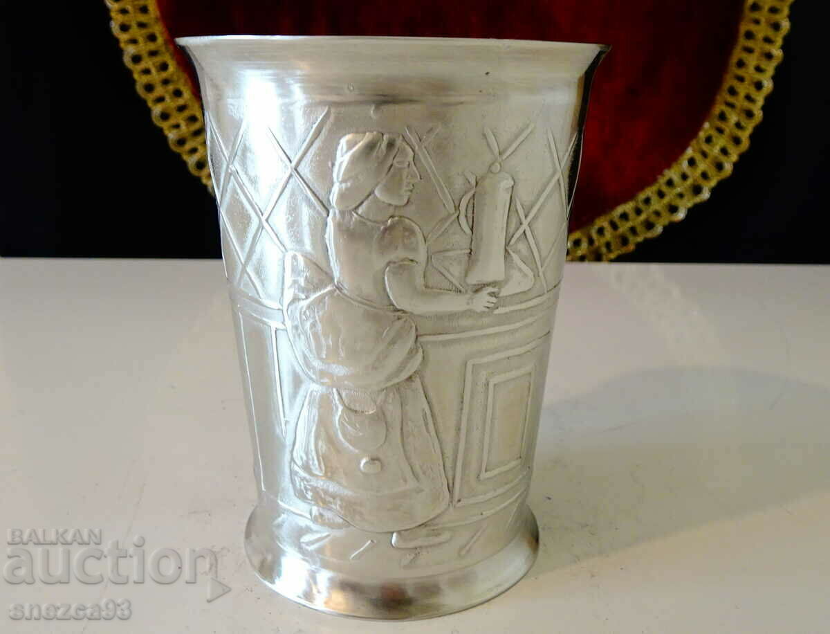 A glass of tin The hero drinks wine. - 6 A glass of tin The hero drinks wine. - 6