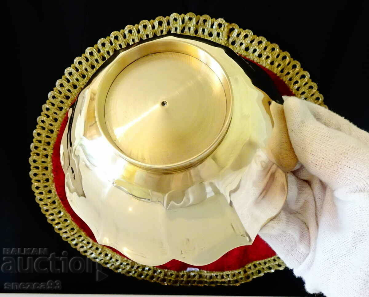 Auction Bronze bonbonniere water lily. Auction Bronze bonbonniere water lily.