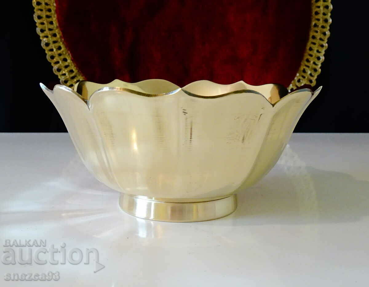 Delivery of Bronze bonbonniere water lily. Delivery of Bronze bonbonniere water lily.