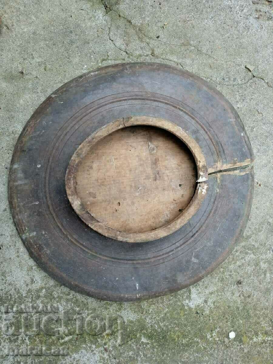 Mese vechi de lemn paralizate cu preț € 22.50 | 44.01 BGN