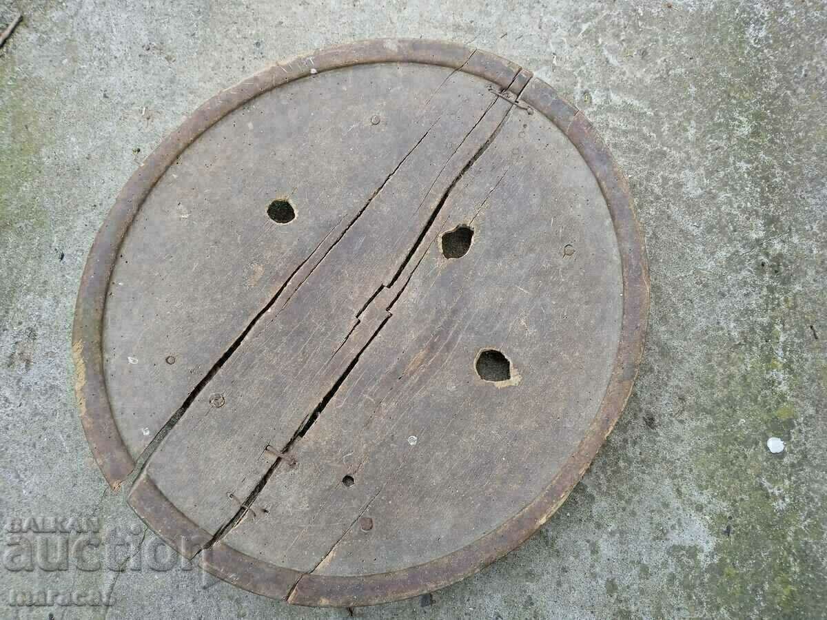 Licitație Mese vechi de lemn paralizate