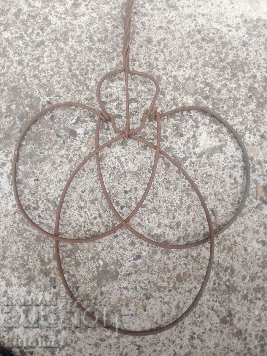 Ένα παλιό χαλί με τιμή 19.99 BGN | € 10.22 Ένα παλιό χαλί με τιμή 19.99 BGN | € 10.22