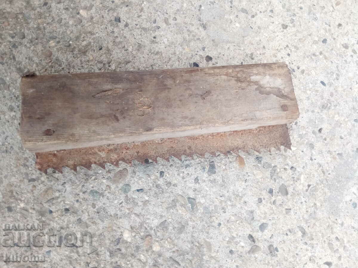 Стар ръчно изработен трион