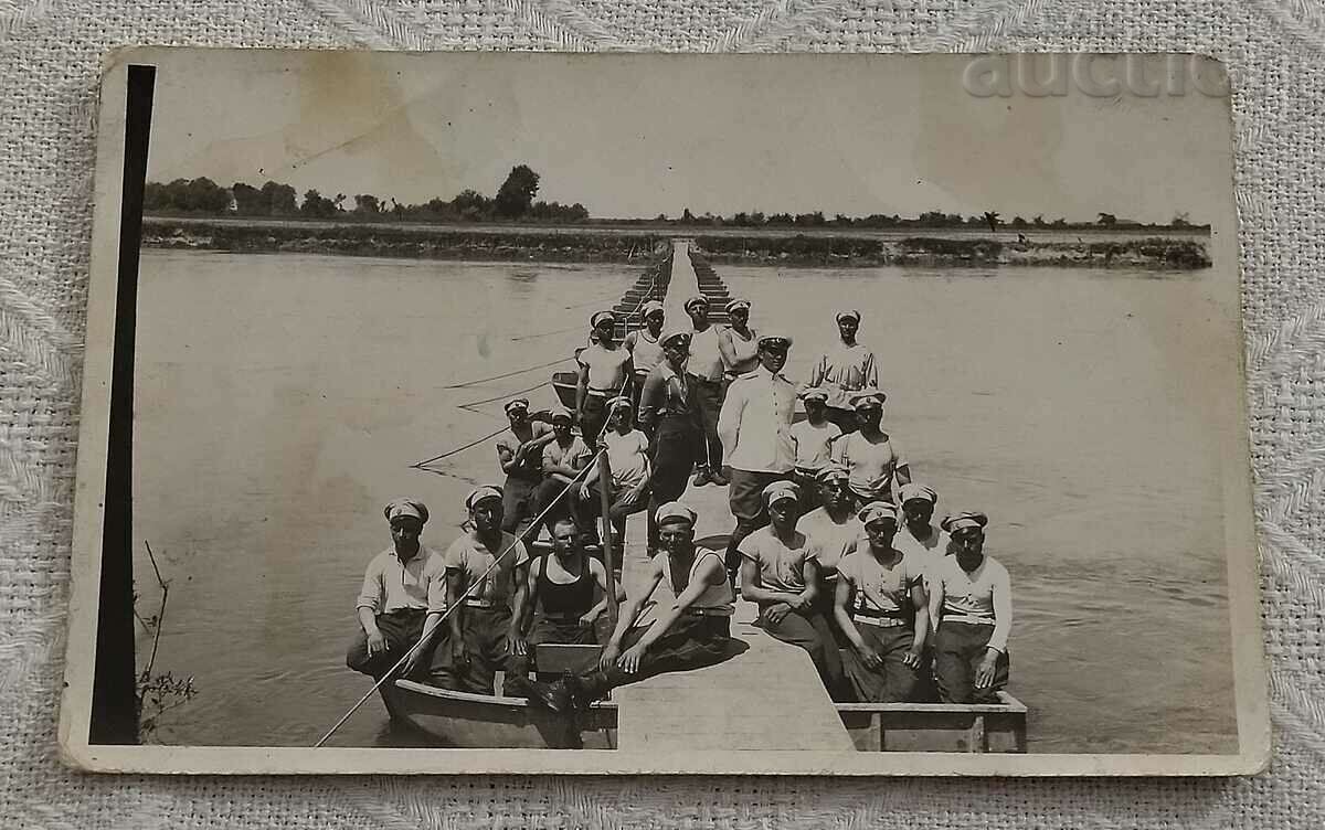 PONTOON BRIDGE SOLDIERS 193..PHOTO