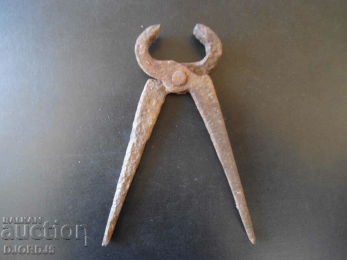Old pliers with price 2.00 BGN | € 1.02 Old pliers with price 2.00 BGN | € 1.02