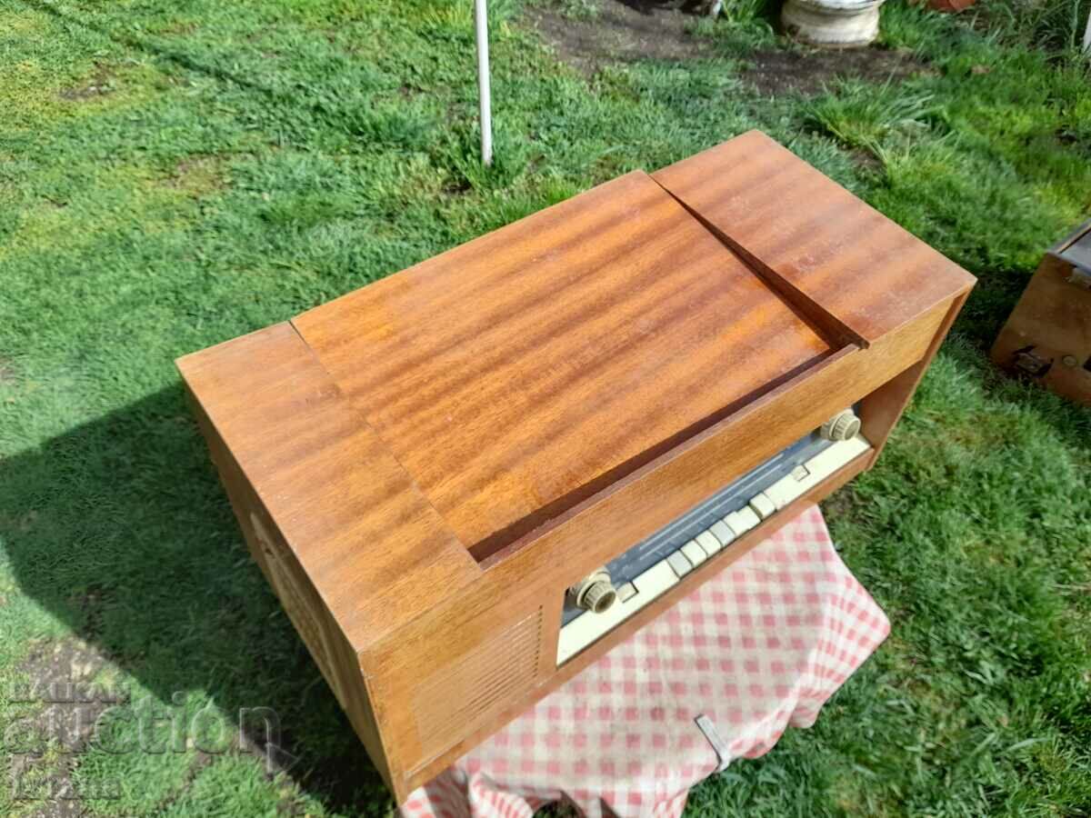 Old radio, radio turntable Accord 102 with price 50.00 BGN | € 25.56 Old radio, radio turntable Accord 102 with price 50.00 BGN | € 25.56