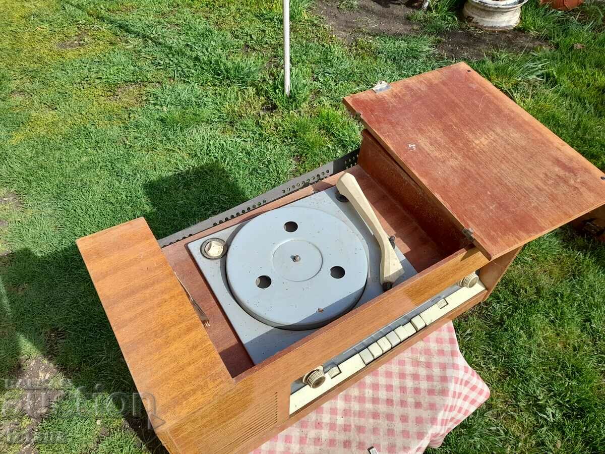 Auction Old radio, radio turntable Accord 102 Auction Old radio, radio turntable Accord 102