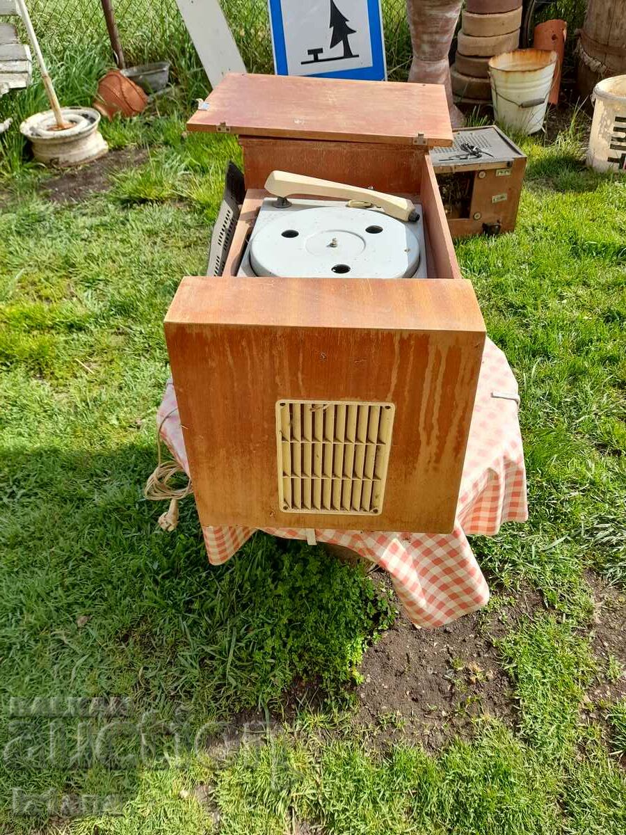 Delivery of Old radio, radio turntable Accord 102 Delivery of Old radio, radio turntable Accord 102