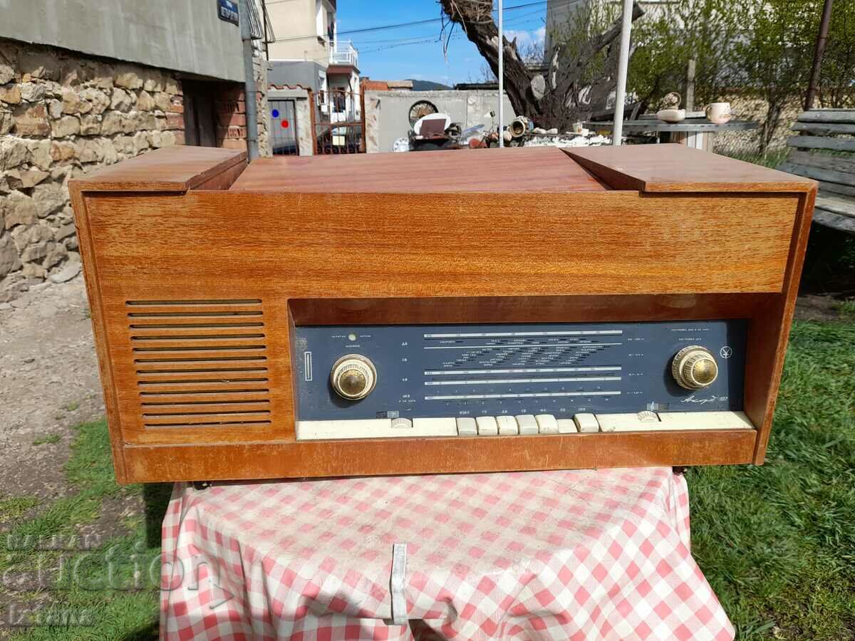 Old radio, radio turntable Accord 102