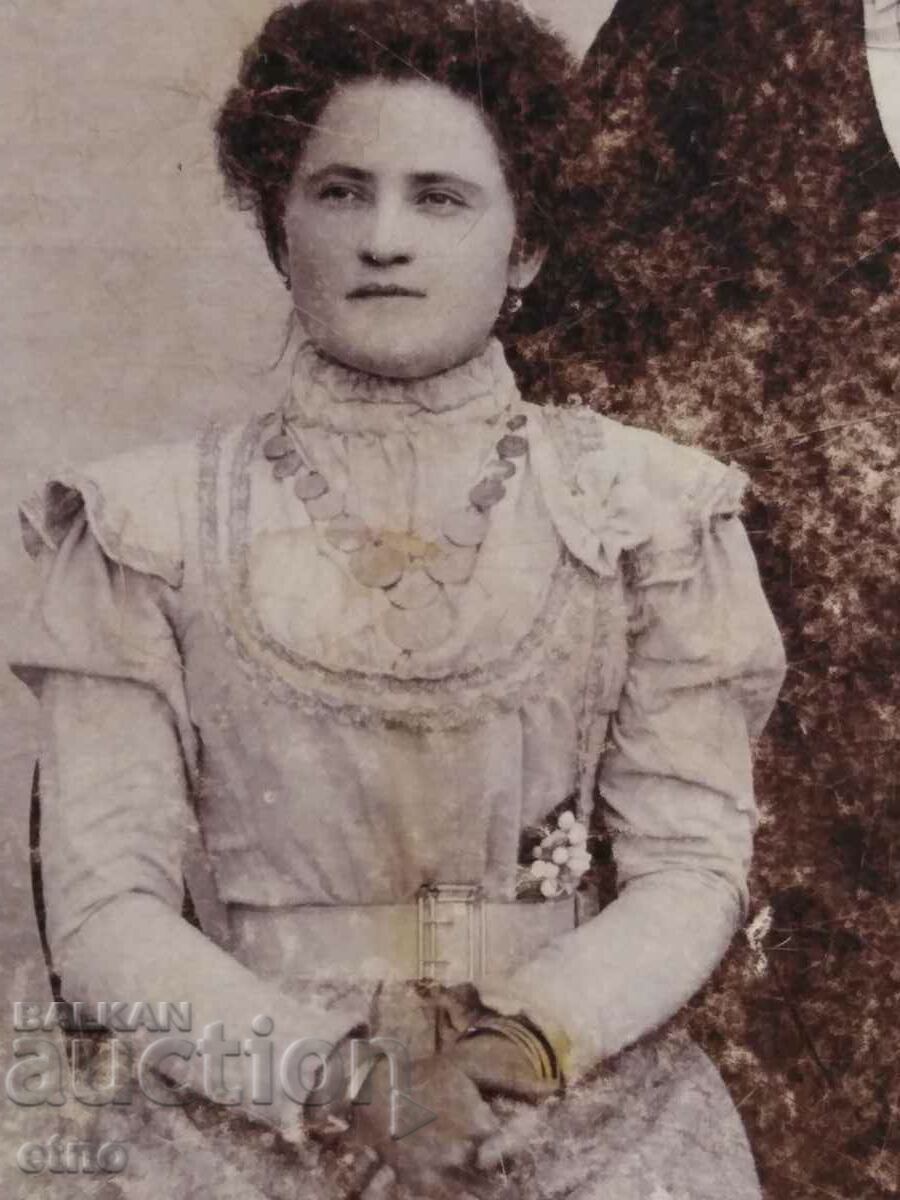 ROYAL PHOTO CARDBOARD-CITY LADY with price 15.00 BGN | € 7.67 ROYAL PHOTO CARDBOARD-CITY LADY with price 15.00 BGN | € 7.67