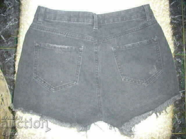 Pantaloni scurți din denim cu preț 10.00 BGN | € 5.11