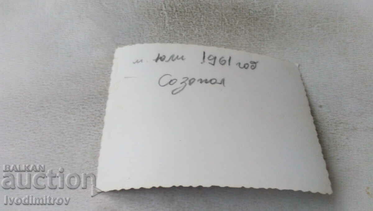 Φωτογραφία Σωζόπολη Άνδρας με μαγιό στους βράχους 1961 με τιμή 1.65 BGN | € 0.84 Φωτογραφία Σωζόπολη Άνδρας με μαγιό στους βράχους 1961 με τιμή 1.65 BGN | € 0.84