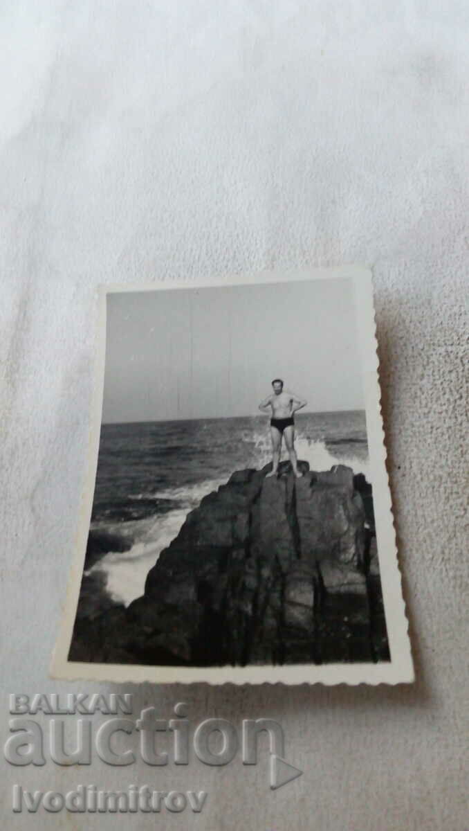 Φωτογραφία Σωζόπολη Άνδρας με μαγιό στους βράχους 1961