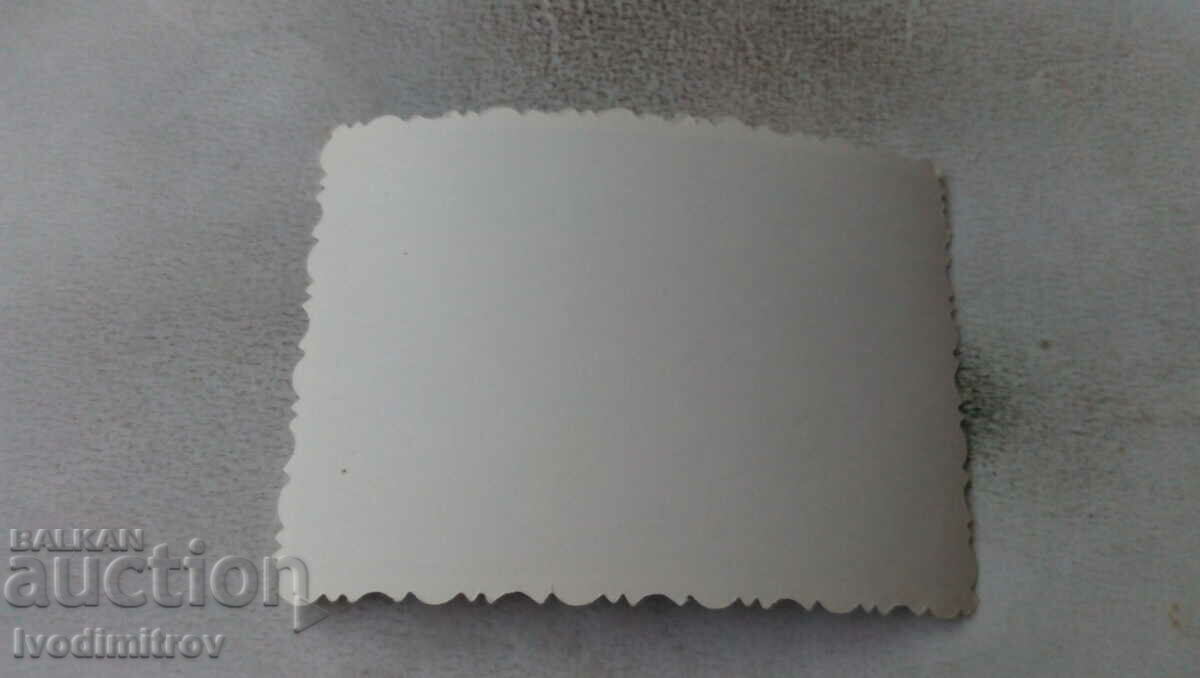 Foto Omul în pantaloni scurți cu preț 1.65 BGN | € 0.84 Foto Omul în pantaloni scurți cu preț 1.65 BGN | € 0.84