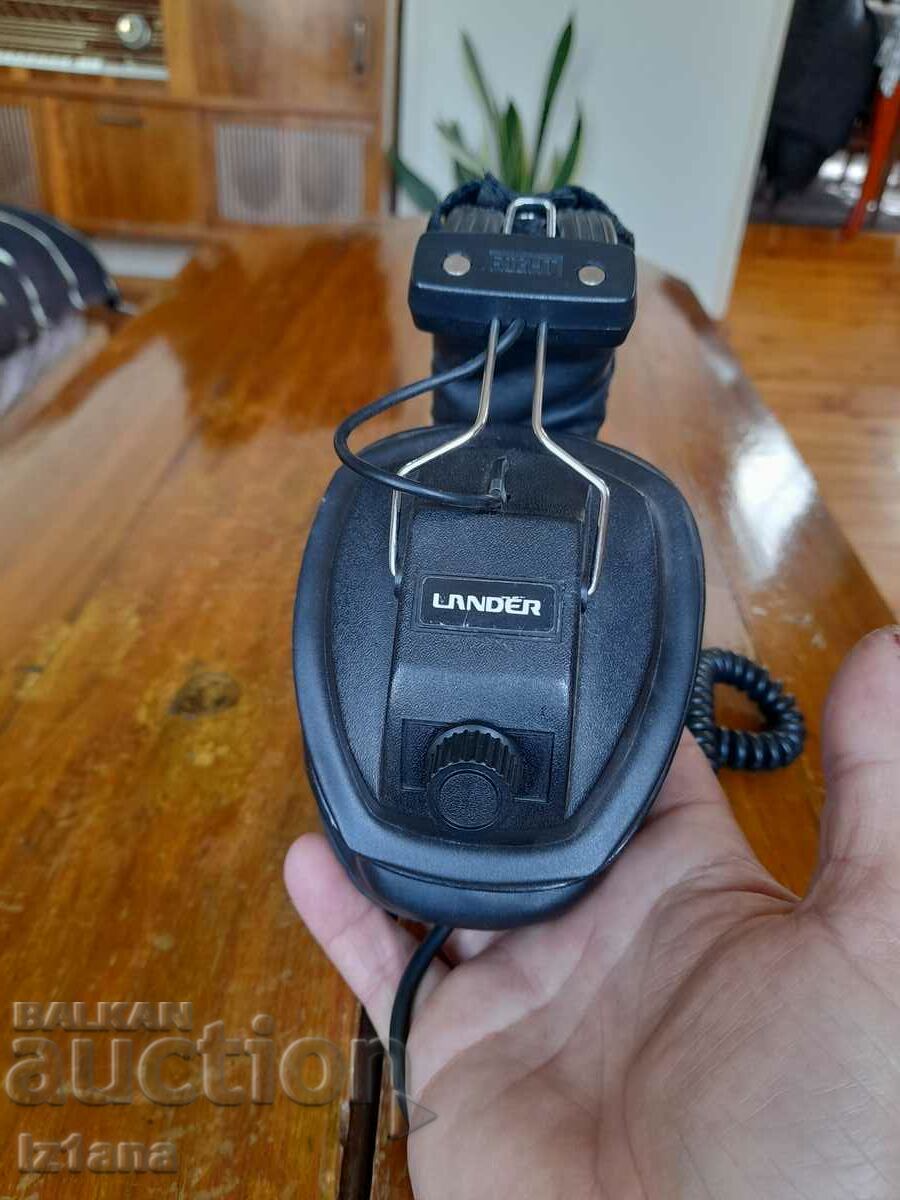 Delivery of Old Lander headphones