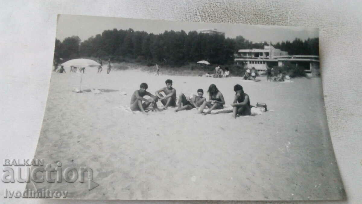 Foto Băieți și fete cu un radio WEF pe plajă