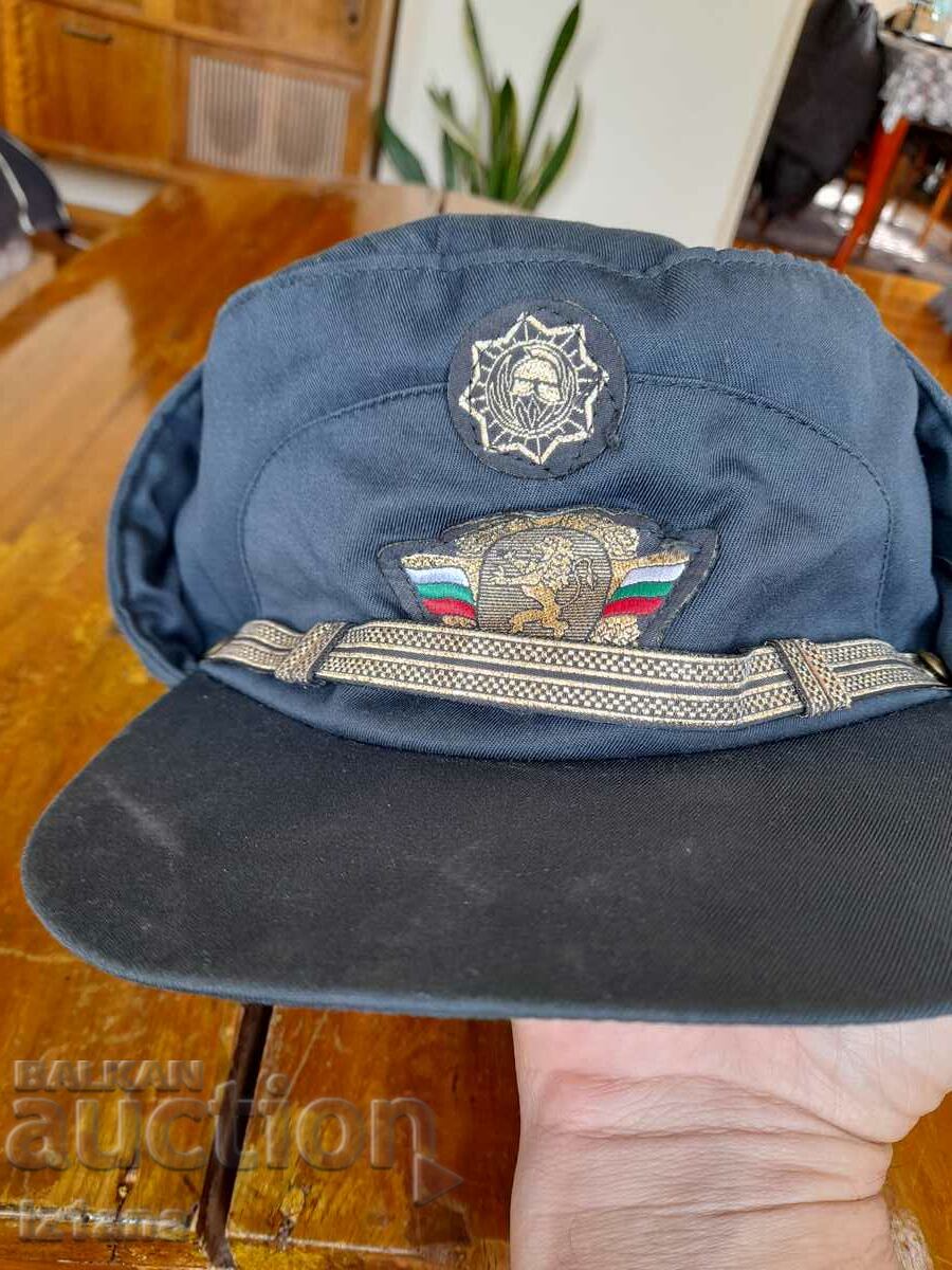 Стара зимна шапка Академия МВР с цена 30.00 лв. | € 15.34 Стара зимна шапка Академия МВР с цена 30.00 лв. | € 15.34