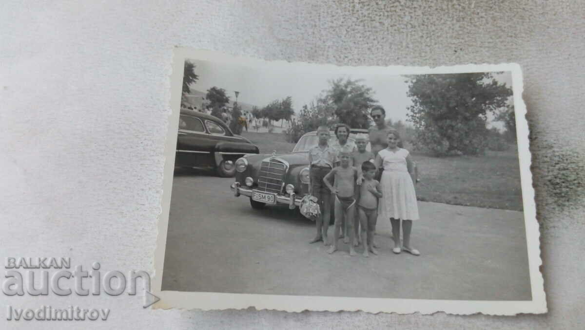 Foto Familie în fața unei mașini Mercedes