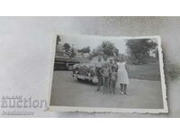 Φωτογραφία Οικογένεια μπροστά από ένα αυτοκίνητο Mercedes