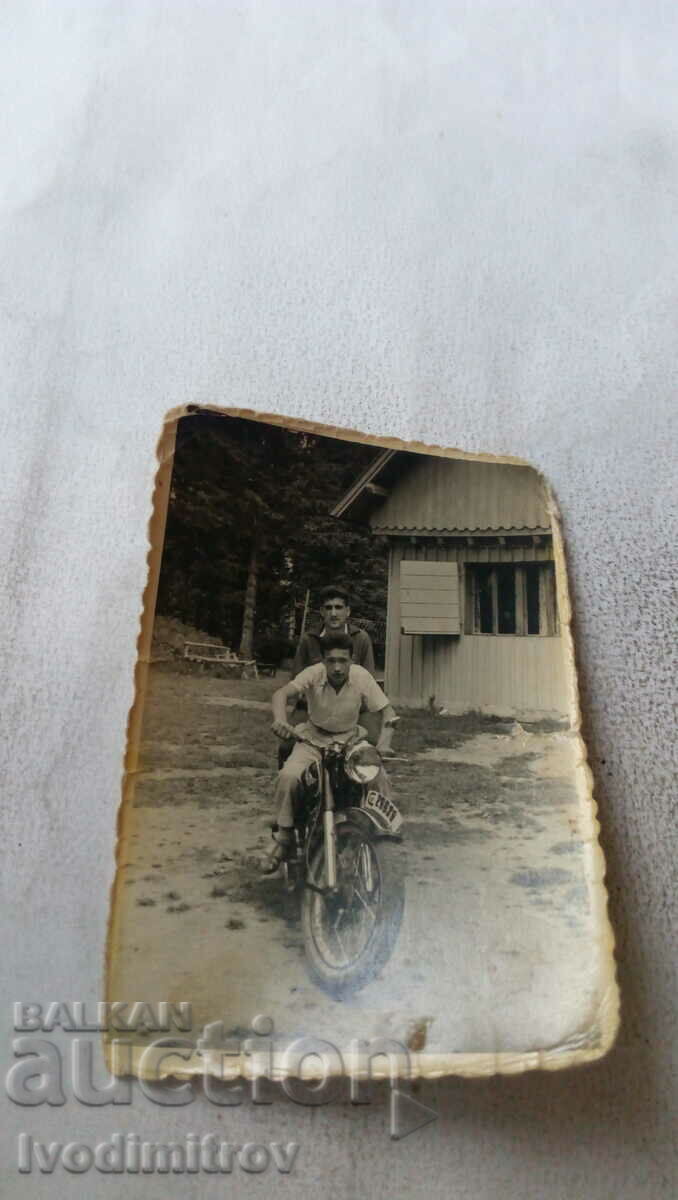 Fotografie Doi bărbați cu o motocicletă retro cu numărul de înmatriculare 28838