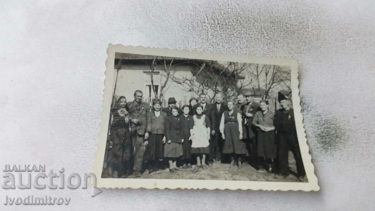 Photo Men women and children in front of a house 1943