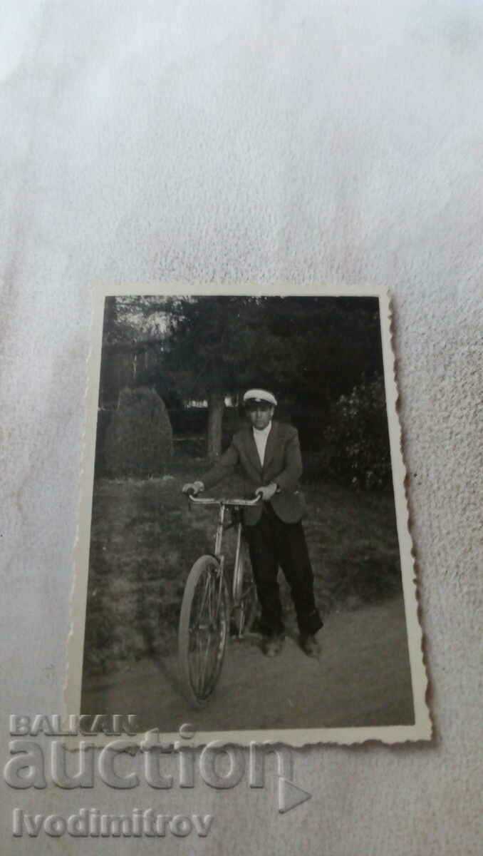 Φωτογραφία Άνθρωπος με ένα ρετρό ποδήλατο