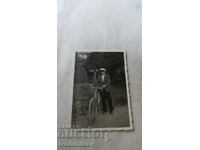 Fotografie Bărbat cu o bicicletă retro