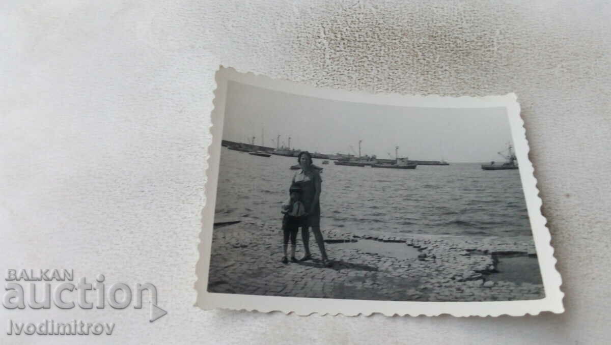 Φωτογραφία μιας γυναίκας και ενός αγοριού στο λιμάνι