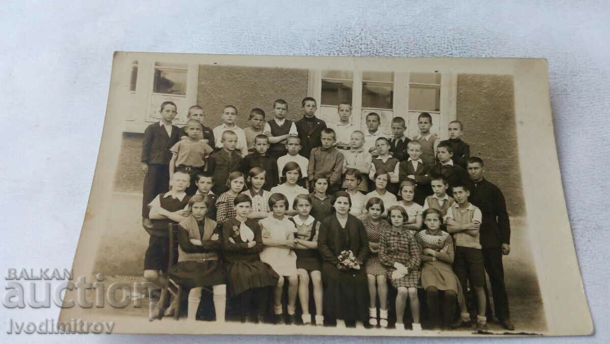 Φωτογραφία Μαθητές της Δ΄ τάξης με τη δασκάλα τους 1935