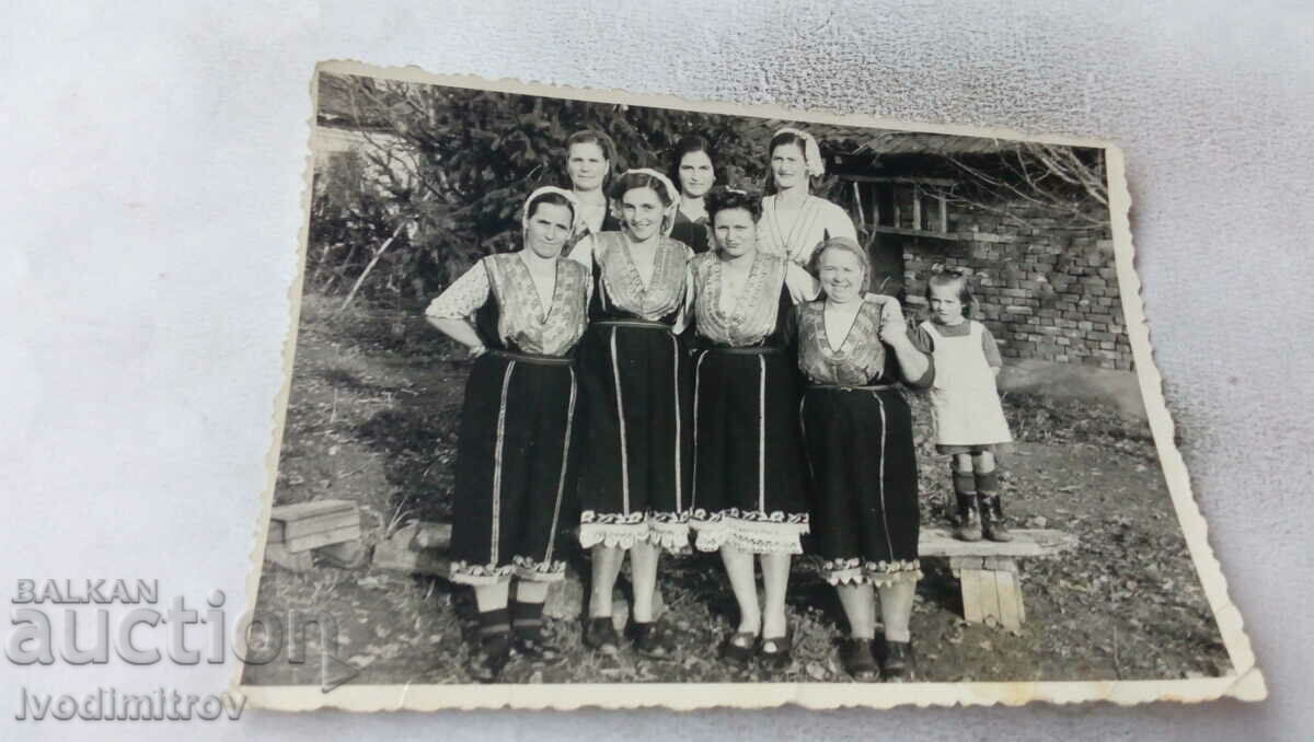 Снимка Жени с народни носии в двора на къщата си