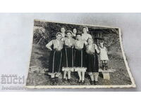 Снимка Жени с народни носии в двора на къщата си