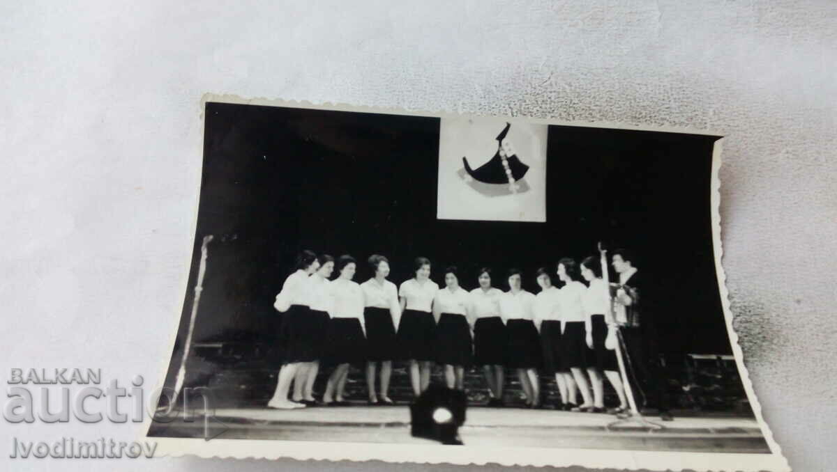 Снимка Момичена на сцената на читалище Светлина 1964