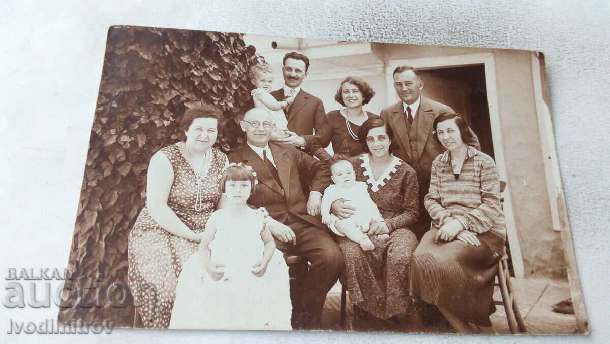 Φωτογραφία Όλη η οικογένεια στην αυλή του σπιτιού του
