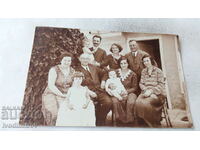 Снимка Цялата фамилия в двора на къщата си